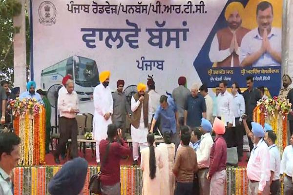 Kejriwal and CM Bhagwant Mann give green signal to Volvo bus service for Delhi Airport