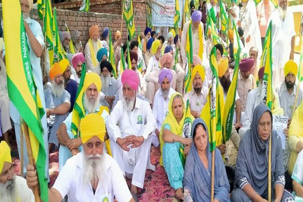 Agneepath: Farmers sitting outside Ludhiana DC office chanting slogans against the Center