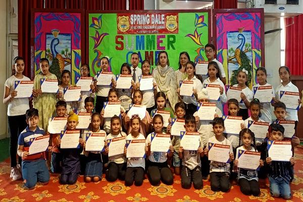 Summer camp full of artistic activities ended at Spring Dale School