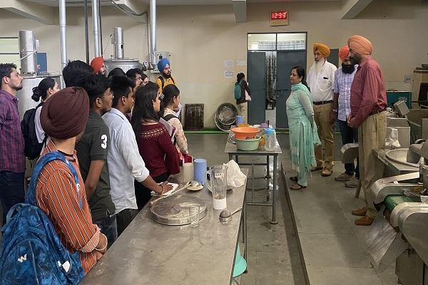 Students visit Food Industry Incubation Center