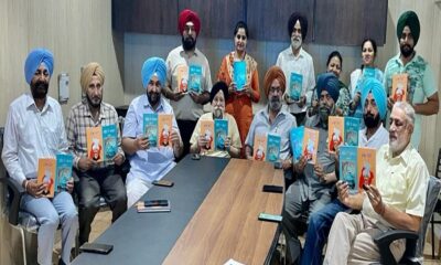 Immigrant Literature Study Center donates Ankhila Dharti Putra - Dulla Bhatti and Shisha Akhar Lok Arpan