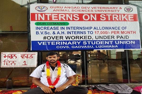 Students started fast to death for increase in internship in Gadvasu, the protest continued on the fourth day