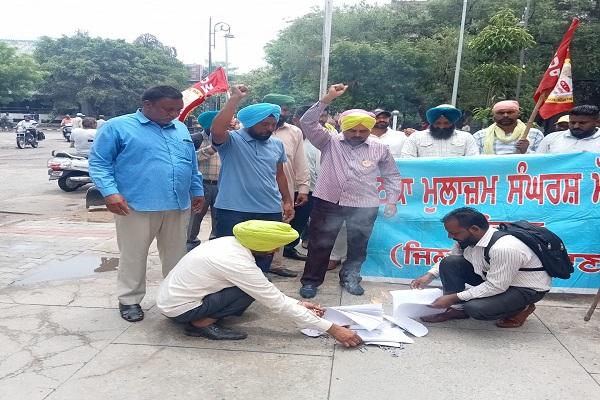 The Joint Employees Front burnt copies of the budget across Punjab