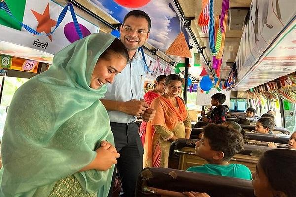 Slum children get 'rays of knowledge' in a moving bus