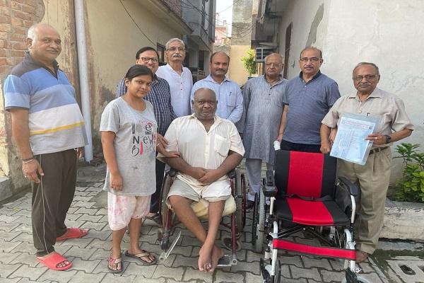 Bharat Vikas Parishad Vivekananda Seva Trust donates motorized wheelchair to city dwellers