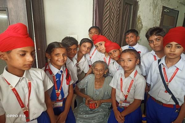 Students visited meditation center and old age home
