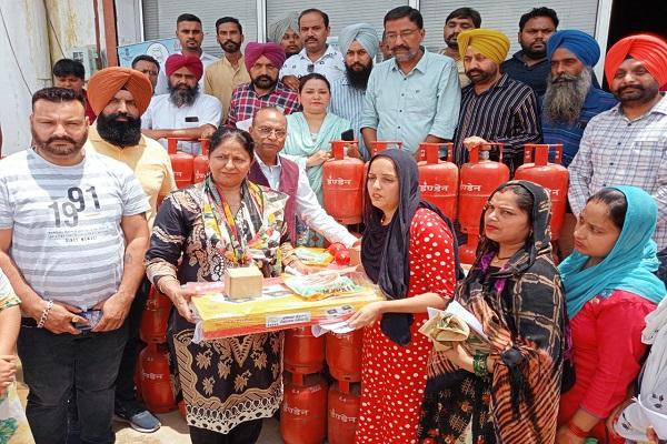 MLA Chhina distributed free gas connection to 125 needy families under Ujjwal Yojana.