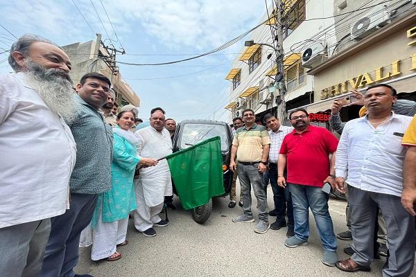 MLA Gogi flagged off the e-rickshaws to pick up garbage from the western constituency