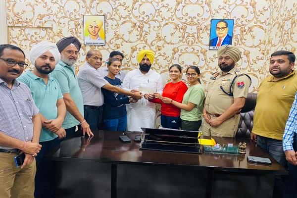 MLA Kulwant Singh Sidhu came forward to support international level karate players