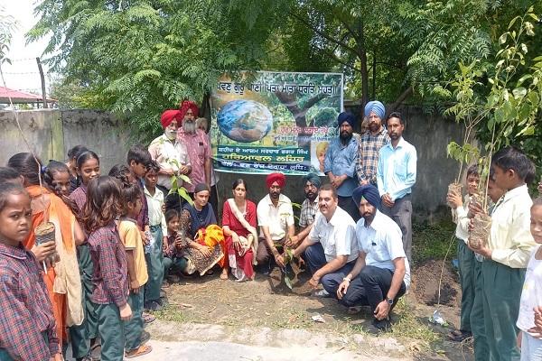 Shaheed Bhagat Singh Green Movement organization planted saplings in the school