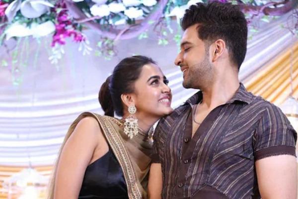 Tejaswi Prakash in Karan Kundra's arms, see the beautiful pictures