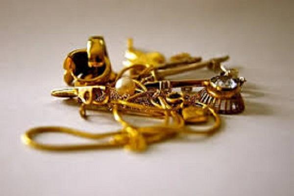 By breaking the locks of the teacher's house, gold ornaments worth lakhs, Indian and Nepali currency were stolen