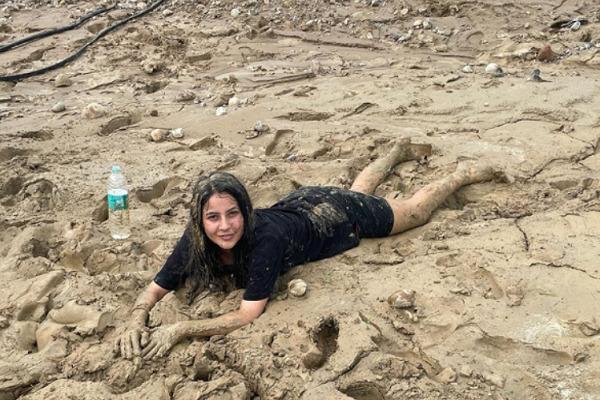 Shahnaz Gill was seen having fun in wet soil, fans were happy