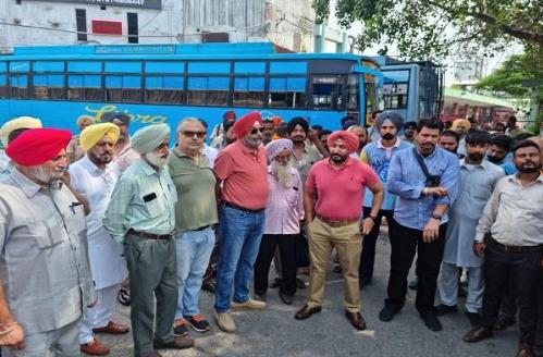 Private buses did not ply on the roads in Punjab today, the passengers had to face a lot of trouble
