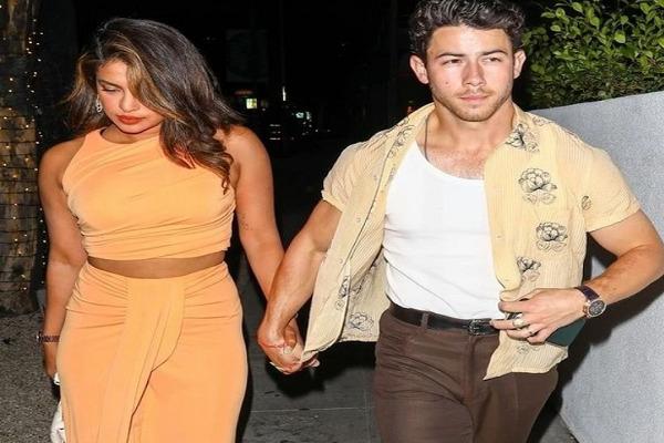 Priyanka's late night night out with husband Nick, perfect couple goals holding hands