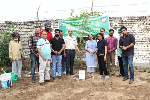 Plantation campaign in collaboration with IDPD at SK·KS·Public School Neelon