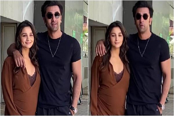 Alia Bhatt flaunts 'baby bump' for the first time, strikes a cute pose with Ranbir Kapoor