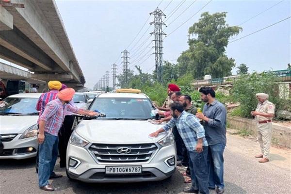 The students protested by cleaning the vehicles