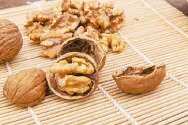 From wrinkles to blemishes, walnuts deliver these 4 benefits to the skin