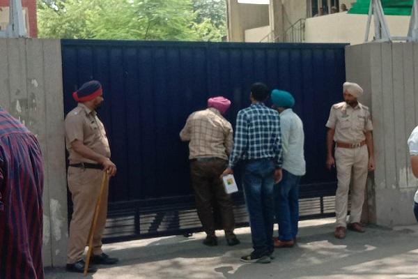 The movement of Congress workers started increasing in Ludhiana vigilance office, health department team returned after medical treatment of Ashu.