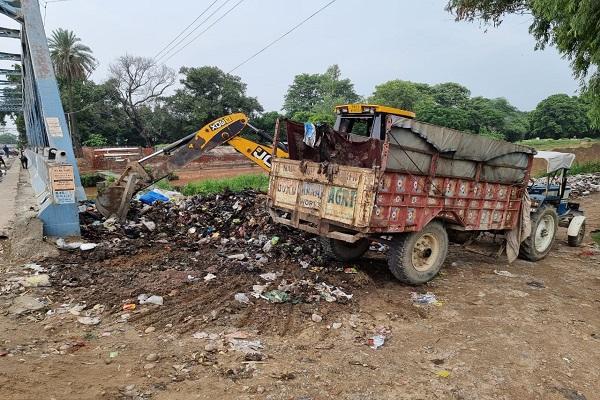 The administration removed the illegal garbage dump near the Abohar branch canal bridge in Gurusar reform.