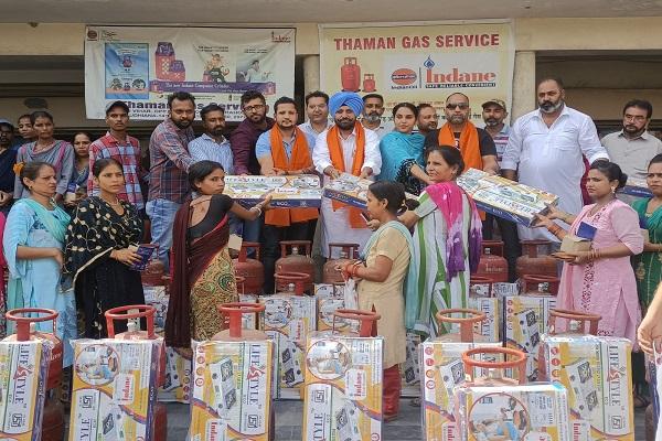 Free gas connection distributed to 125 needy families under Ujjwal Yojana