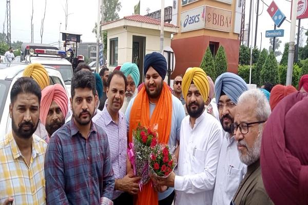 Commonwealth Games bronze medalist Gurdeep Singh received a warm welcome on his arrival in Khanna