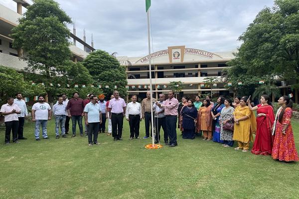 Kamala Lohtia hoisted the flag at Sanatan Dharma College on Independence Day