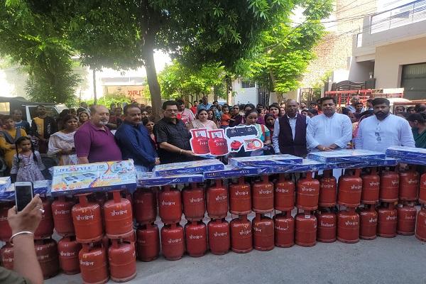 Free gas connection distributed to 250 needy families under Ujjwal Yojana