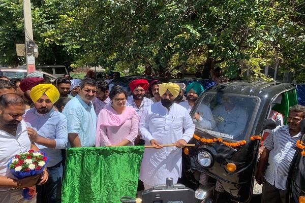 E-rickshaws were flagged off to pick up garbage from ward number 41