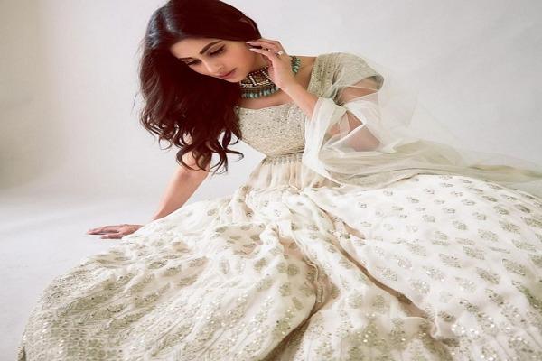Mouni Roy showed hotness in a white gown, the pictures are going viral on the internet