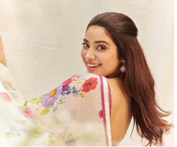 Janhvi's traditional look won the hearts of fans, posed in a glamorous style