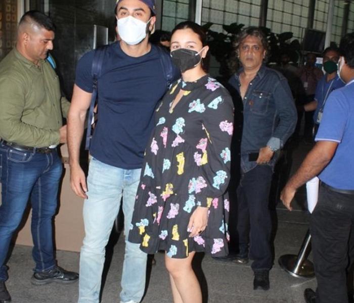 Alia was spotted at the airport with husband Ranbir, Hasina looked cool in a teddy-printed black dress