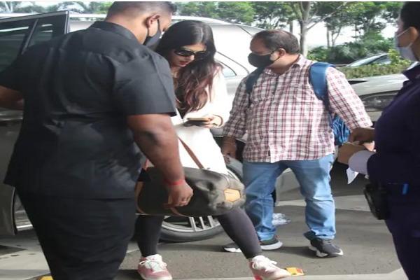 Aishwarya Rai's stunning look came out, 'Mrs. Bachchan' made a stunning entry at the airport