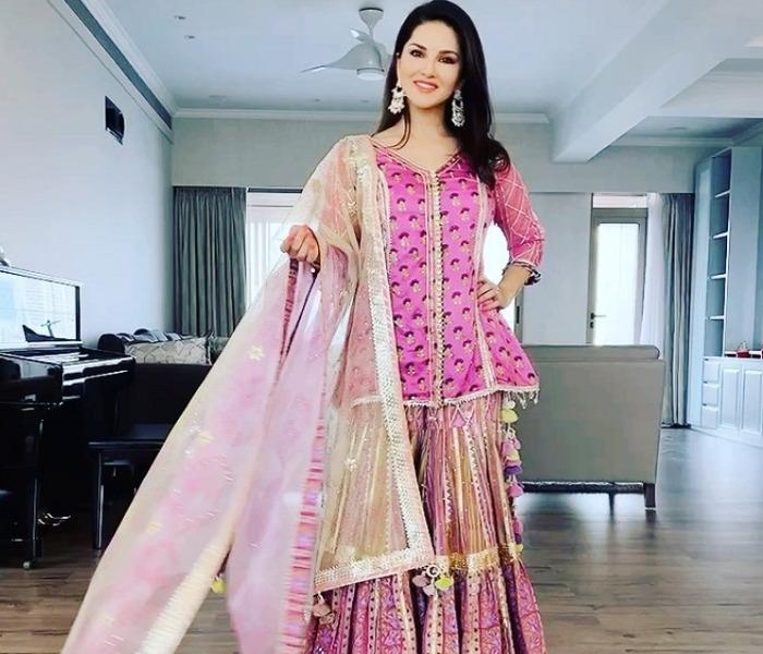 Sunny Leone showed a different look in a traditional dress, posing in a bold style.