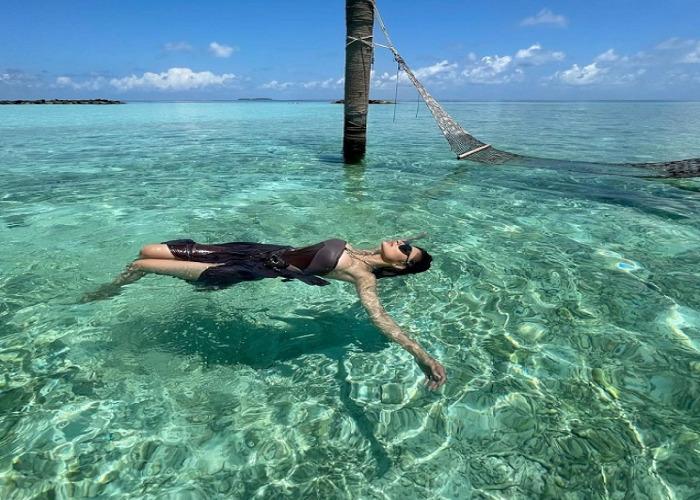 Mouni Rai swimsuit Bikhere Hussan's jalve, the actress gave hot poses between the sea