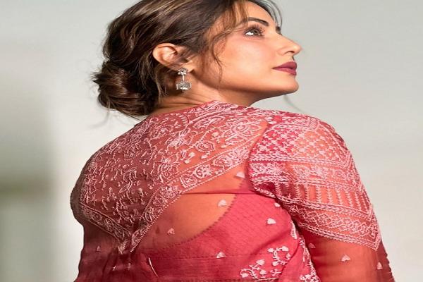 Hina Khan did a glamorous photo shoot, looked very beautiful in a saree