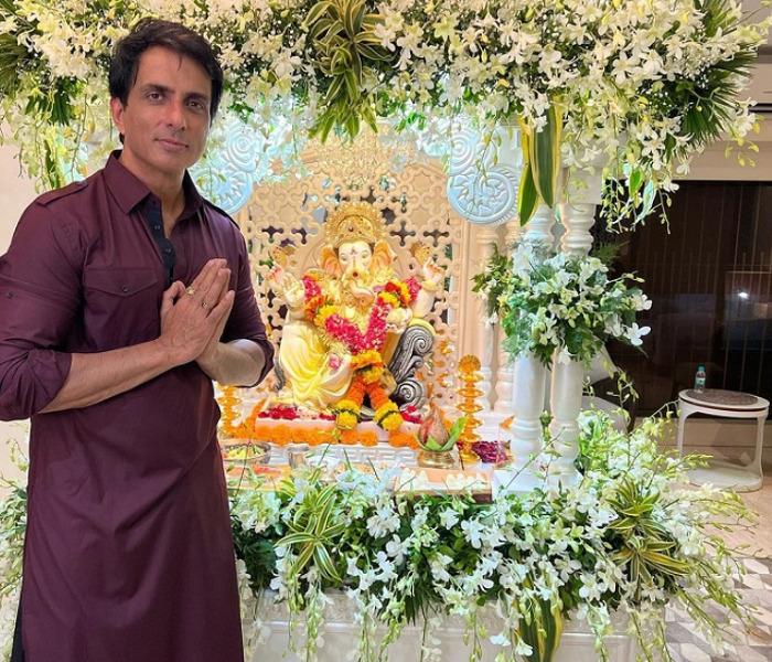 Sonu Sood bid farewell to Bappa with his family, his wife was seen saying something in Ganesh ji's ear.