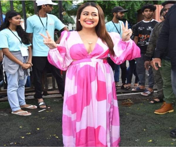 Neha Kakkar appeared in a bold style, posing on the streets of Mumbai in a pink gown
