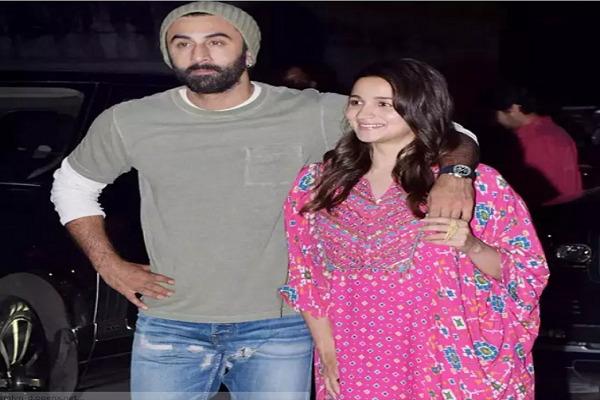 Mom-to-be Alia looks glamorous in kaftan dress, poses with husband Ranbir