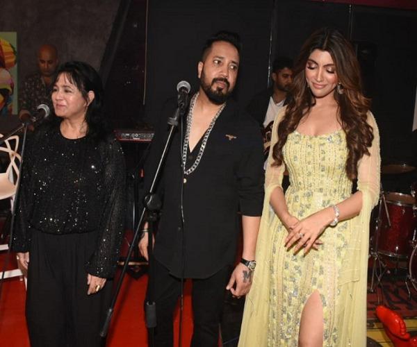 Mika Singh threw a wonderful party on Akanksha Puri's birthday, was seen feeding cake to his girlfriend