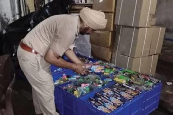 300 packets of firecrackers hidden in the salt market of Ludhiana were recovered, there could have been a big accident