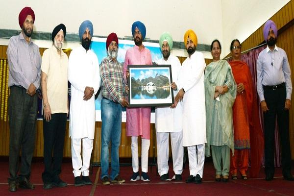 Poster release of Sachkhand Sri Hemkunt Sahib's picture