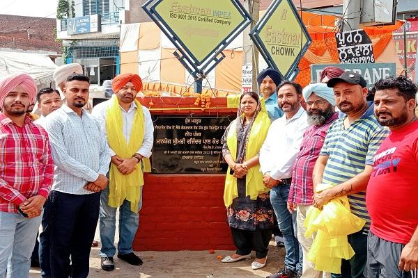 The foundation stone of the work of laying a look on Kanganwal Main Road from Eastman Chowk