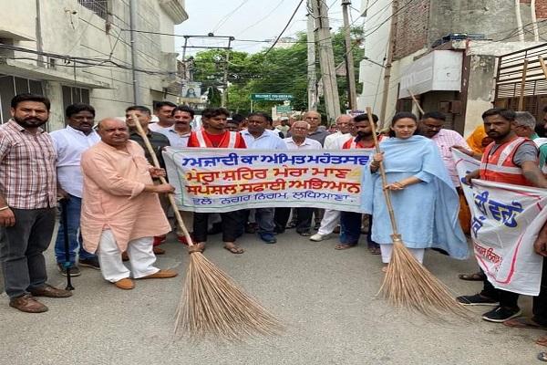 MLA Gogi conducted cleaning campaign in ward number 81 under 'Mera Shahr Mera Maan'