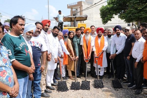 MLA Bhola started the construction works of the common road of Sector 32 and 33