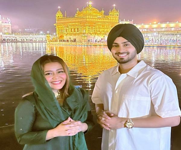 Neha Kakkar paid obeisance to Sri Harmandir Sahib with her family