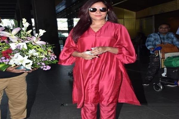 Richa was spotted at the Mumbai airport, henna on her hands and looking beautiful in a pink suit