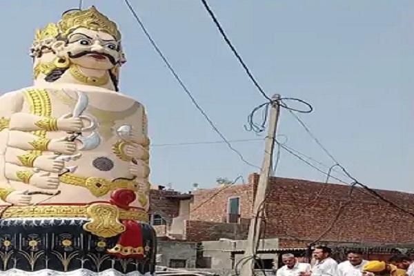 In this village of Punjab, Ravan has been worshiped for 187 years, goat's blood is flowing on the liquor bottle.