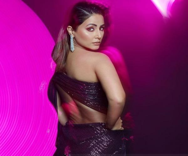 Hina Khan showed glimpses of beauty in a wine dress during the photo shoot, the pictures won the hearts of the fans.